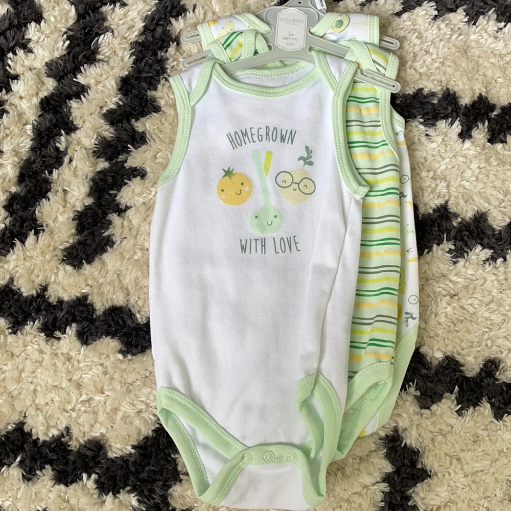 New ⭐️ 3 Piece Baby Sleeveless Onesies Bodysuits Size 6-9 Months